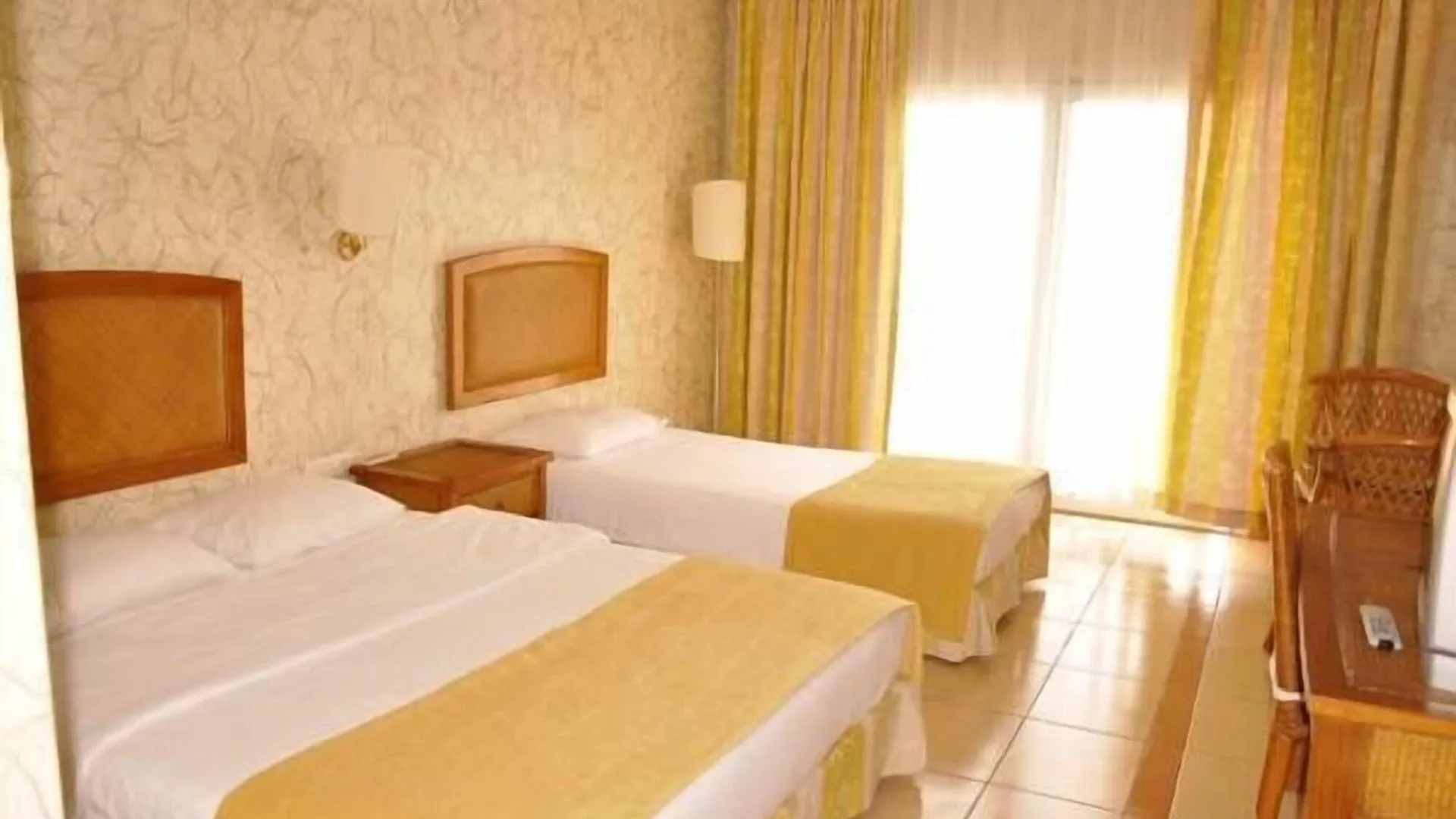 Lighthouse Beach Hotel 오르타켄트